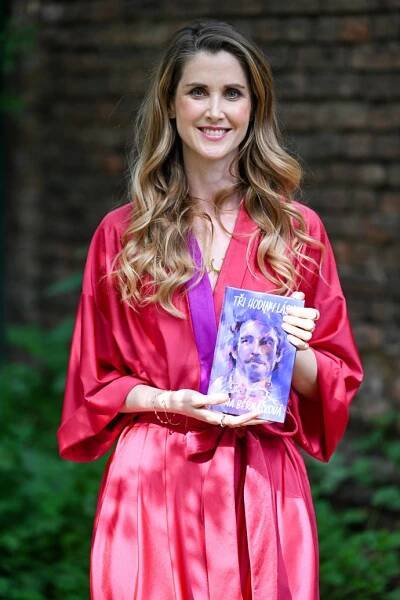 FOTO: Jana Bernášková se svou knihou Tři hodiny lásky. – stránka 39