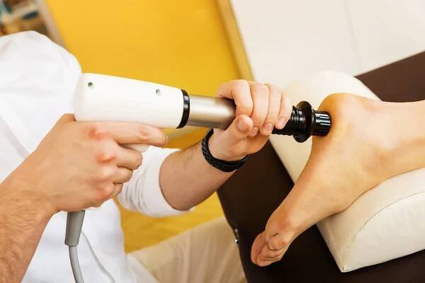 Rázová vlna a vysokovýkonový laser - Nandana — centrum pohybové medicíny