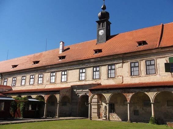Zámek v Uherčicích kdysi unikl demolici, teď ho za 113 milionů opraví