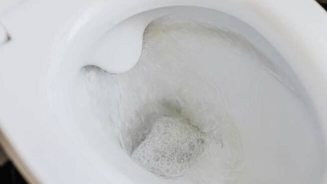 Nekupujte drahou chemii! Čajový sáček je geniální trik, jak mít zářivou toaletu bez jediné kapky chemikálií