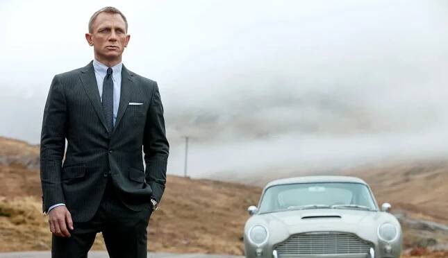 Agent s povolením vydělávat. James Bond má bohatého majitele i historii