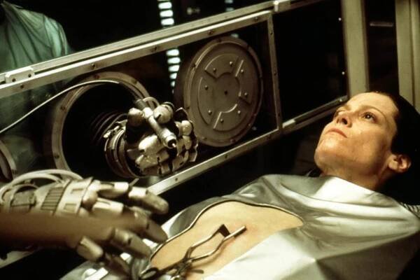 Sigourney Weaver in Vetřelec: Vzkříšení (1997)
