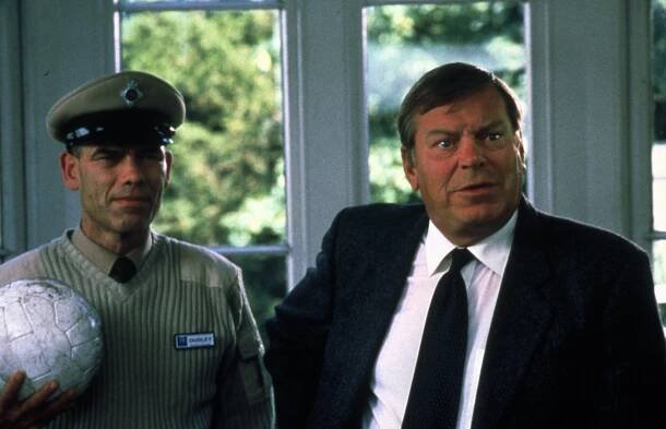 Zamřížovaná zahrada - Z filmu - Warren Clarke
