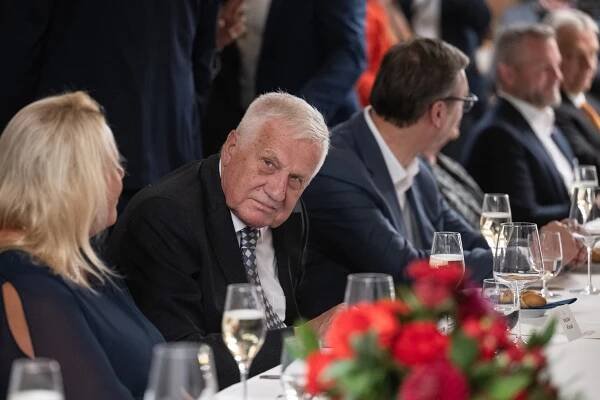 Pozvání obdržel i o tři roky starší... | Oslava 80. narozenin Miloše Zemana | iROZHLAS - spolehlivé zprávy