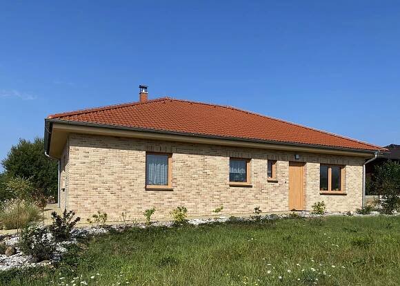 Nové bydlení s cihlovým obkladem na fasádě