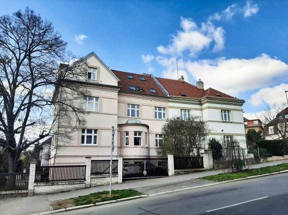 Strašnice: čtvrť vil slavných herců a luxusního bungalovu, z něhož prchl Karel Gott