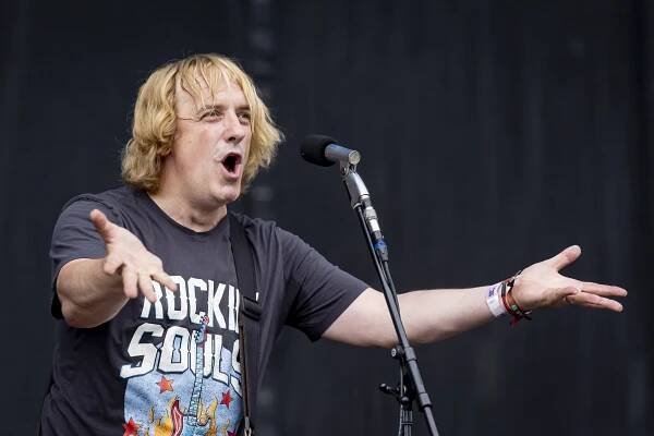 The Offspring hřáli, Parkway Drive hořeli. Na Rock for People hudba přeprala večerní chlad