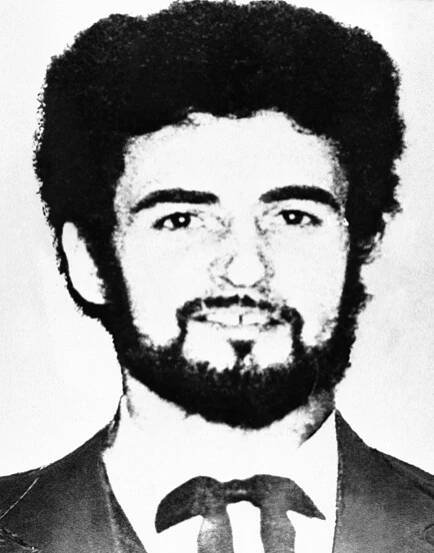 Peter William Sutcliffe je obviněn z vraždy 13 žen a z několika pokusů a je odsouzen na doživotí.