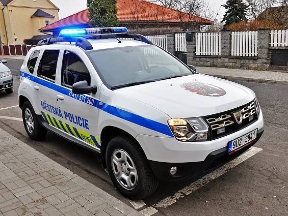 FOTO: Nová auta strážníků z Dubí zvládnou i těžký terén