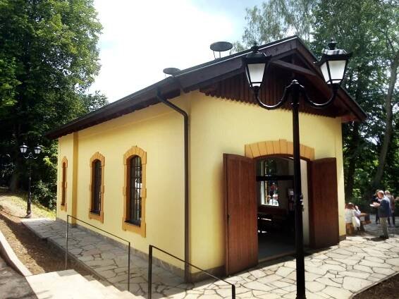 Nové návštěvnické středisko Chýnovské jeskyně má podobu historické výtopny lokomotiv