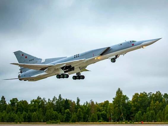 Tupolev Tu-22M3 patří mezi strategické bombardéry schopné nést jaderné zbraně