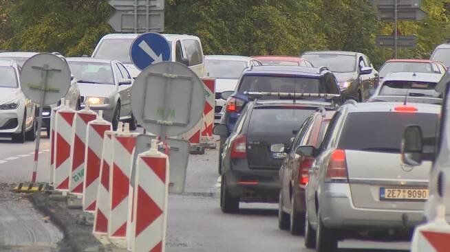 V Pardubicích kolabuje doprava, desítky minut zpoždění nabírá i MHD