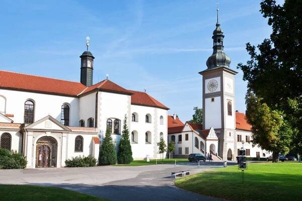Zbraslavský klášter zažil krušné časy. Co dnes Zbraslav nabízí a proč je tato část Prahy tak významná? - JenProCestovatele