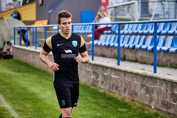 Fotbalisté SK SENCO Doubravka (žlutí).