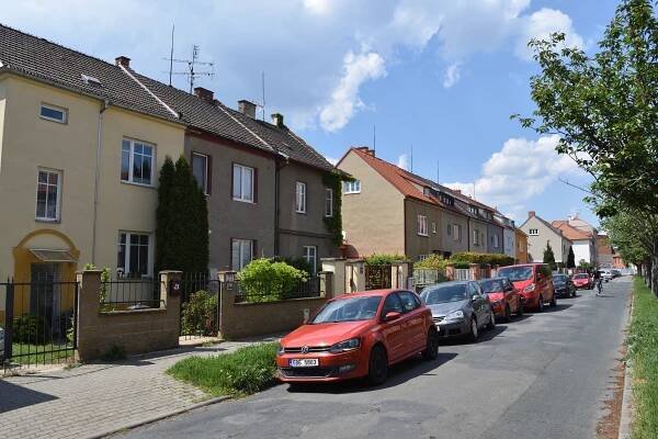 Soubor:Brno-Židenice - domy na západní straně Vojanovy ulice.jpg