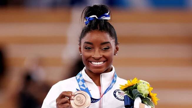 Simone Biles Returns From the Tokyo Olympics With Curly Box Braids — See Photo