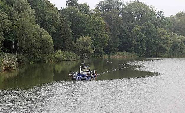 Práce na čištění jezera u Lodiček v Karviné-Fryšátě.