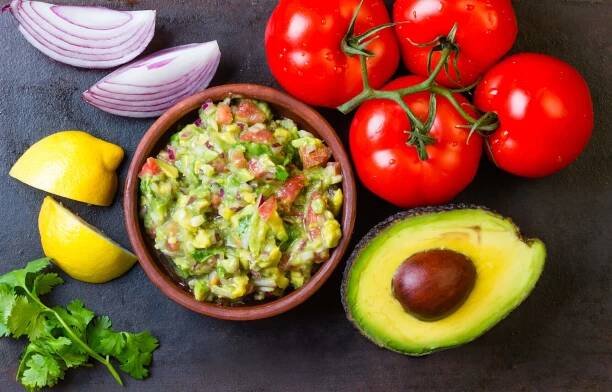 Udělejte si z rajčat a avokáda mexické guacamole