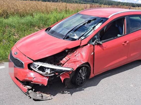 Při střetu s osobním autem v zatáčce u Mnichovic přišel řidič pionýru o nohu