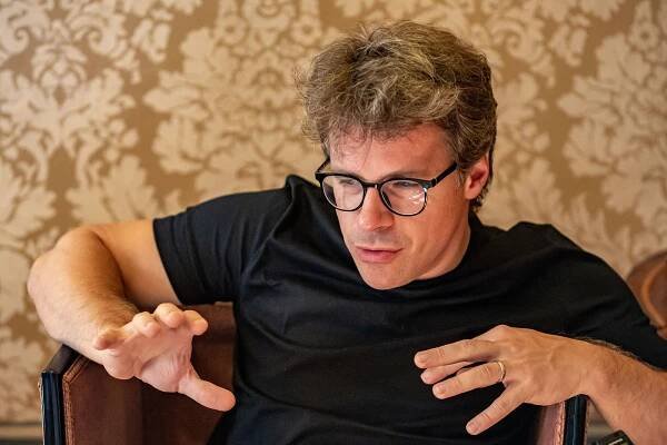 Král Karel III. má operu rád, ale do práce mi mluvit nebude, říká Jakub Hrůša