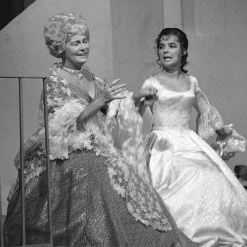 Herečky Vlasta Fabiánová  (vlevo) a Jaroslava Tvrzníková v komedii Vějíř na scéně Tylova divadla v Praze  (1971) | foto: Jan Bárta,  ČTK