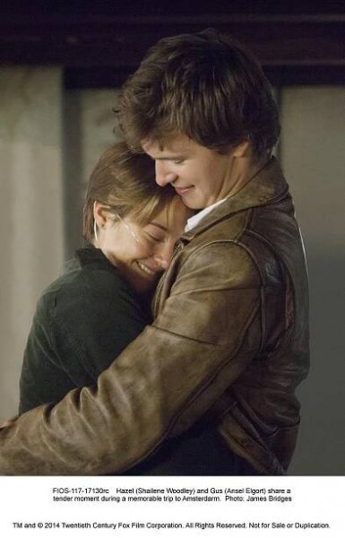 Shailene Woodley and Ansel Elgort in Hvězdy nám nepřály (2014)