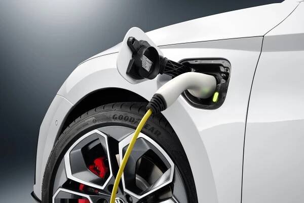 Pozor na hybridy! Automobilky svolávají desetitisíce aut, riziko se týká i škodovek