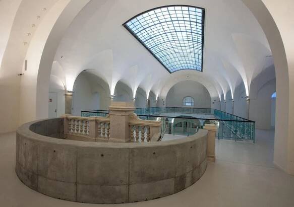 Galerie v bazénu