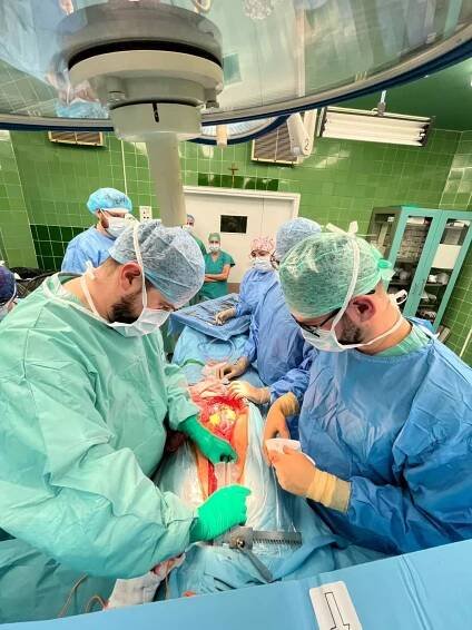 Lékaři z Národního programu transplantace plic pro ČR a SR a FNM poprvé provedli odběr plic v jiné zemi - Fakultní nemocnice v Motole