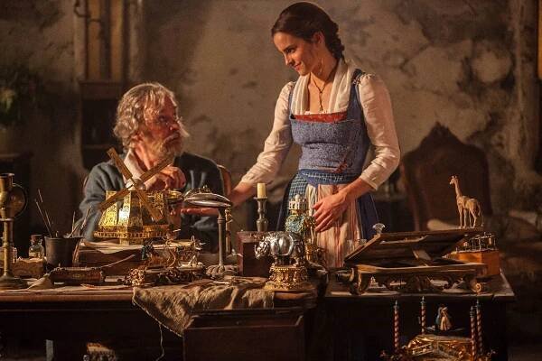 Kevin Kline and Emma Watson in Kráska a zvíře (2017)