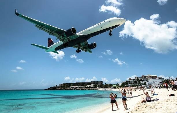 A big plane landing at the Princess Juliana Airport (SXM).