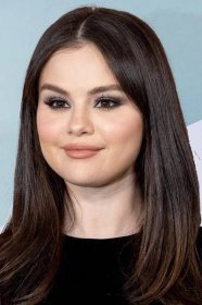 Selena Gomez Is Really Nailing Pumpkin Spice Latte Makeup