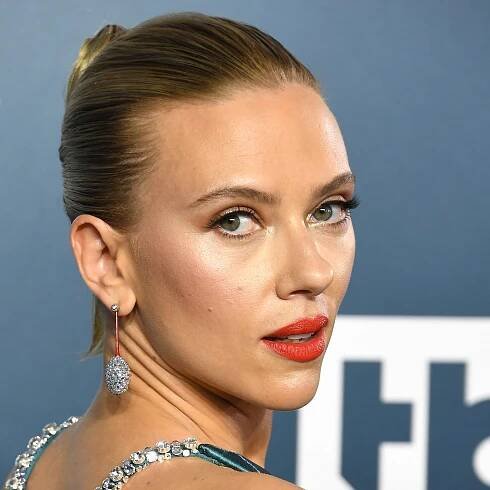 Scarlett Johansson’s Blunt Lob Is the Perfect Summer Style