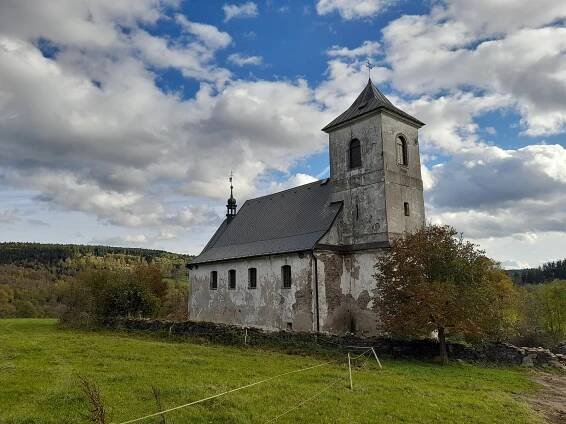 Magický kostel na Vrchní Orlicí ožívá výstavou Mezi horama i hudbou