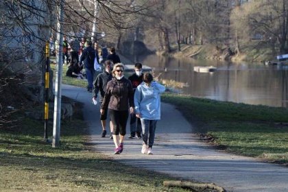 Krásné počasí v pátek lákalo stovky lidí k procházkám u řeky Malše, v sobotu se ale vrátil déšť, vítr a ochladilo se.