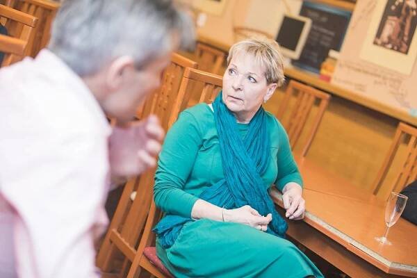 Dagmar Novotná si popremiérovou úlevu užívala s manželem Pavlem a kolegy v divadelním klubu. Foto Jiří Sejkora