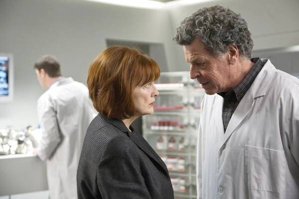 Hranice nemožného - Byt 6B - Z filmu - Blair Brown, John Noble
