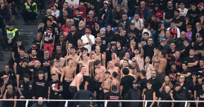 Ultras obou milánských klubů spolupracovali s mafií 'ndrangheta. Policie při razii zatkla 19 lidí