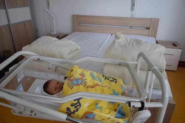 Porodnice otevřela nový rodinný apartmán s manželskou postelí i kuchyňkou | Nemocnice Rudolfa a Stefanie Benešov
