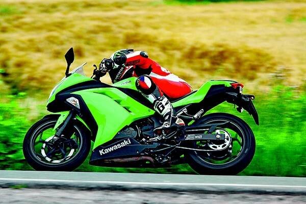  TEST: Kawasaki Ninja 300