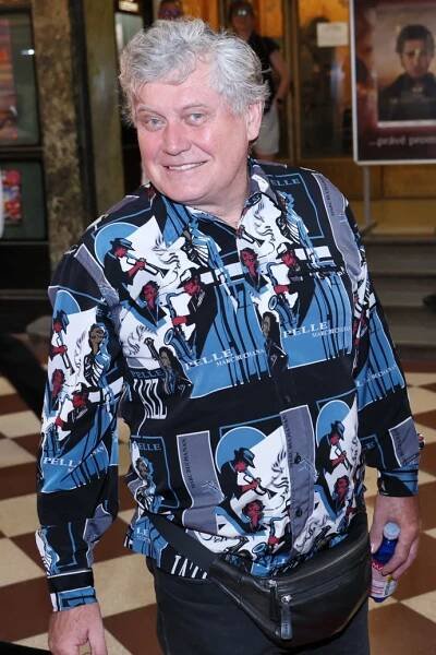 Herec Miroslav Hanuš oblékl košili s pestrými vzory.
