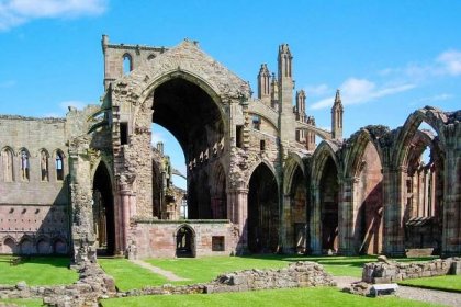 Das majestätische Melrose Abbey zählt heute wohl zu den berühmtesten Ruinen Schottlands, Großbritannien - © flog / franks-travelbox