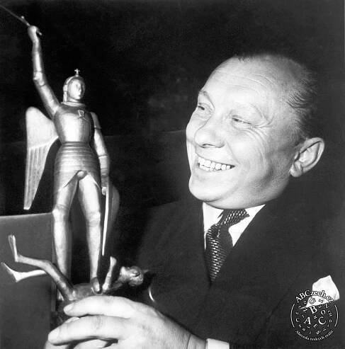 Karel Zeman s Velkou cenou Světového filmového festivalu v Bruselu - soškou sv. Michala za film 