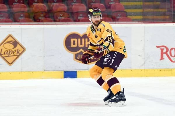 HC Dukla Jihlava – Adam Dvořák podepsal s Duklou profi smlouvu, klub bude uplatňovat opci na Jakuba Illéše
