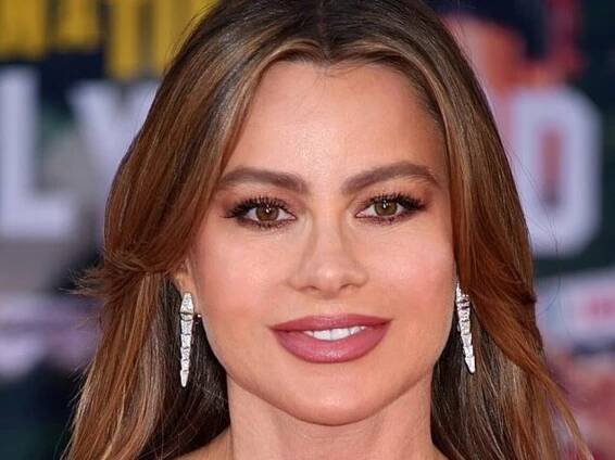 Sofia Vergara a modré vlasy? Herečka na nové fotce v bikinách dokazuje, že jí sekne všechno