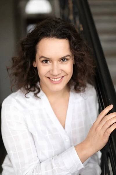 Hana Baroňová: Miluju vitrážová okna v kostele Nejsvětějšího srdce Páně. Uprostřed každého z nich je červené srdce - Praha Křížem Krážem