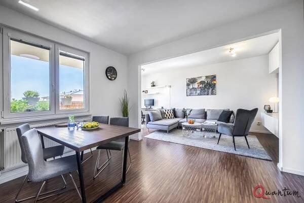 Moderní 2+kk/63 m2 s terasou/6 m2, šatnou a parkovacím stáním – klid, zeleň a komfort v…