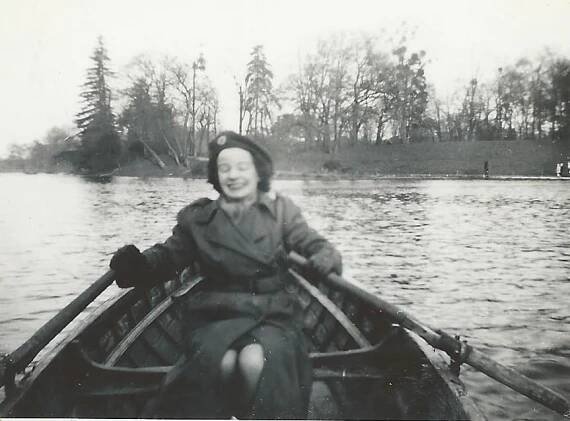 Lilian Harvey rowing on the lake in the Bois de Boulogne