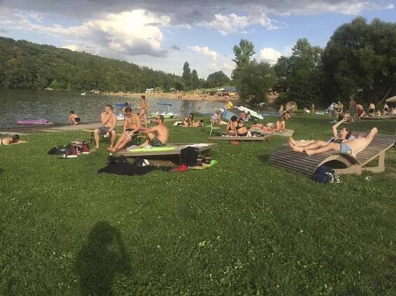 Letní koupání ohrožují splašky z odpadů. Podíl na nich mají i chataři