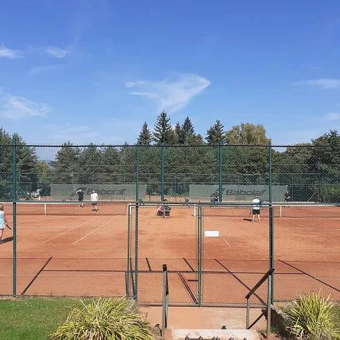 Tenisový klub Lokomotiva • Sportovištěv Karlových Varech • HobbyLiga.cz